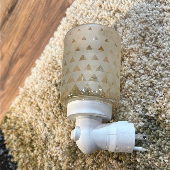 SCENTSY Plug In Glass with Etched Details NEW BULB NO BOX GUC - Picture 7 of 13